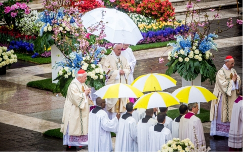 Thumbnail image for In Easter message, pope backs nuclear deal, decries 'absurd violence'