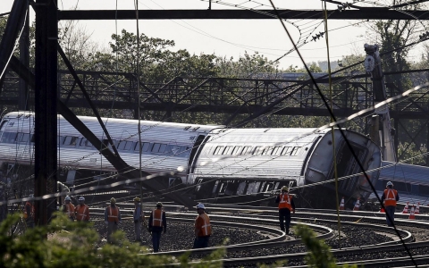 Thumbnail image for Amtrak train derails in Philadelphia, at least 6 dead