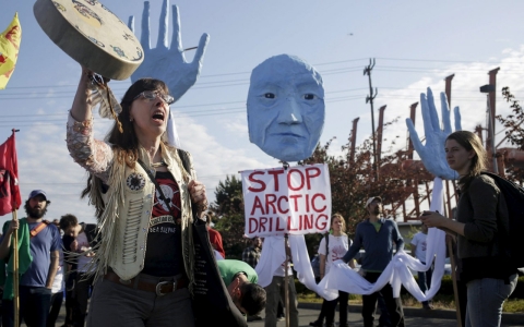 Thumbnail image for Protesters block access to Shell oil rig at Seattle port