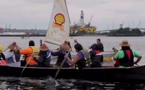 Thumbnail image for Seattle protesters use kayaks to block oil rig