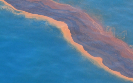 Pipeline bursts, spilling oil on California coast