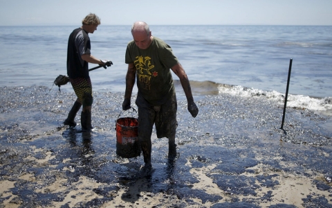 Thumbnail image for 6,000 gallons of oil sopped up in California spill, but fraction of total