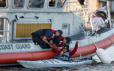 Thumbnail image for Seattle ‘kayaktivists’ form blockade as Shell rig heads to Alaskan waters