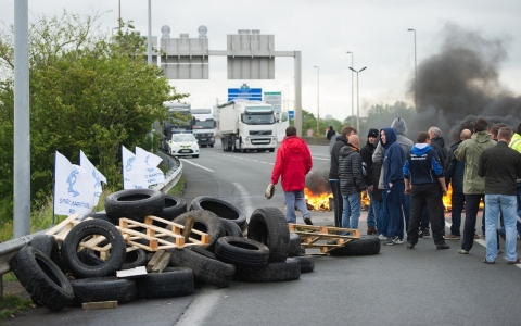 Thumbnail image for Protesters force Chunnel shutdown 