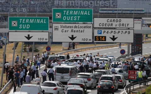 Thumbnail image for France taxi drivers strike in Uber fight