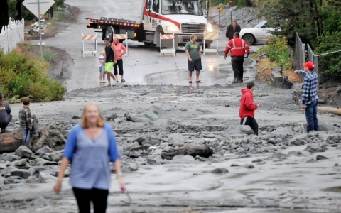 Thumbnail image for Rare July downpour in California floods roads and stops traffic 