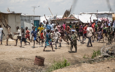 During the confrontation, groups of Shilluk rallied and marched within the camp, screaming anti-Dinka slogans.