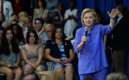 Clinton unveils plan for no-loan college tuition