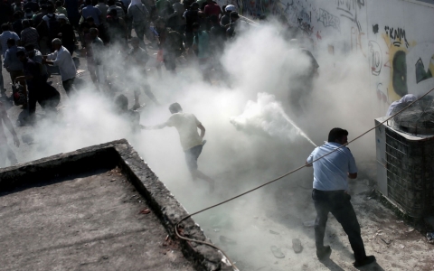 Thumbnail image for Fights break out after police try to relocate migrants on Greek island