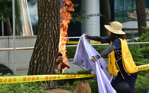 Thumbnail image for South Korean sets himself on fire at anti-Japan protest