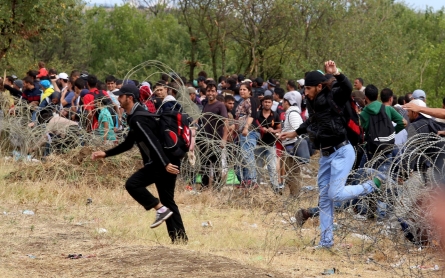 Refugees allowed to cross Macedonia border from Greece