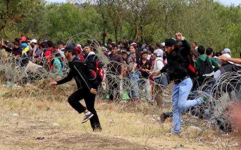 Thumbnail image for Refugees allowed to cross Macedonia border from Greece