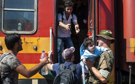 Thousands of refugees head closer to EU from Macedonia