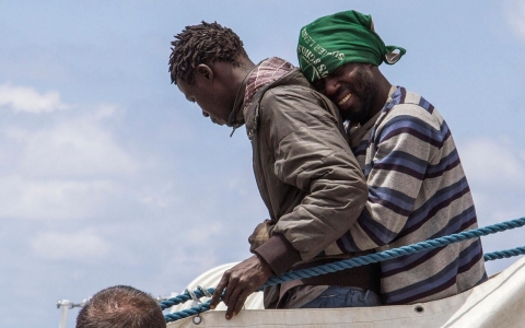 Thumbnail image for Refugees scuffle with police in Milan, denounce conditions