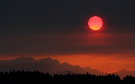 Smoke lifts over still raging wildfires in Washington