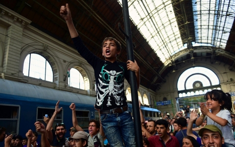 Thumbnail image for Hungary shuts down largest train terminal to halt refugees