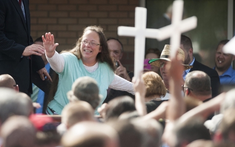 Thumbnail image for Oath Keepers armed group offers to protect Kim Davis from arrest