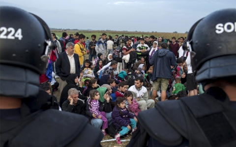 Thumbnail image for Hungary closes border, rushes to finish fence before crackdown