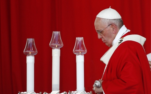 Thumbnail image for Cautious on politics, pope celebrates Mass in eastern Cuba