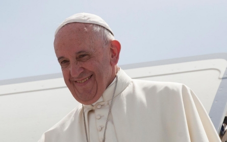 Pope Francis arrives in US, faces a polarized country