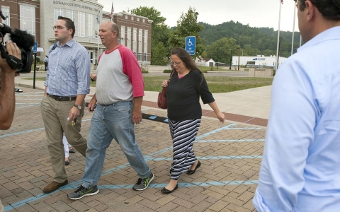 Thumbnail image for Judge jails Kentucky clerk for refusing same-sex couples marriage licenses