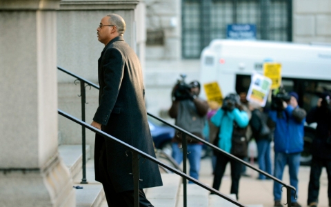 Thumbnail image for Freddie Gray trial on hold as court mulls forcing officer to testify 