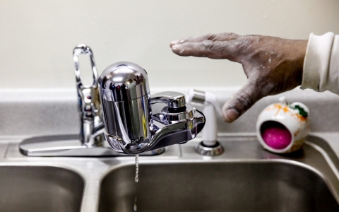 Thumbnail image for Thirsting for justice, Flint family’s first concern is rationing water