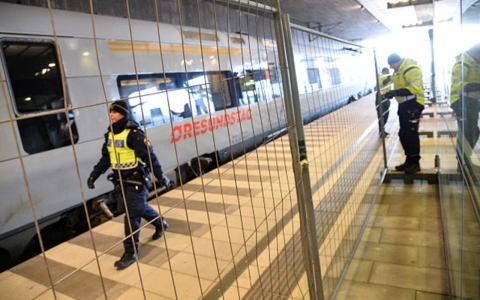 Thumbnail image for Denmark, Sweden tighten border checks to slow refugee flow