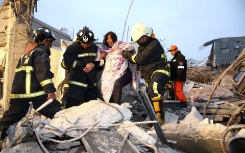 Thumbnail image for Taiwan quake fells 17-story building