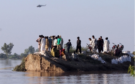 Thousands still stranded in flood-hit Kashmir