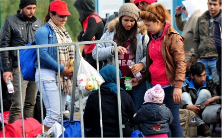 Slovenia to slow refugee flow over fears of bottleneck