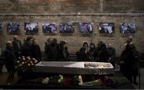 Thumbnail image for Mourners honor Russian opposition leader Nemtsov