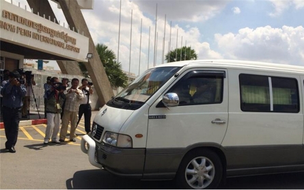 Refugees arrive in Cambodia from Australian detention