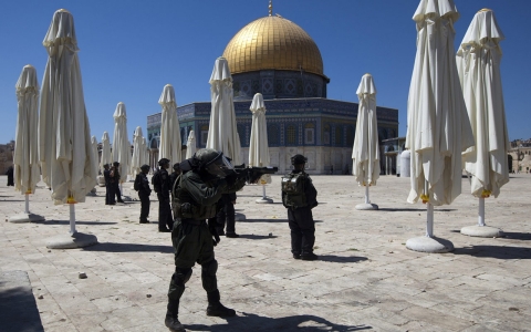 Thumbnail image for Clashes erupt at Jerusalem’s Al-Aqsa Mosque on Jewish holiday