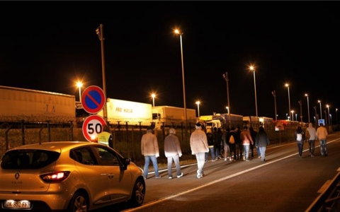 Thumbnail image for One dead as 1,500 migrants attempt to enter Eurotunnel