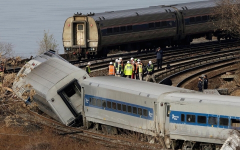 Thumbnail image for Photos: Train derails in the Bronx