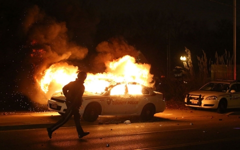 Thumbnail image for Photos: Rioting in Ferguson continues for second night