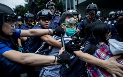 Thumbnail image for Photos: Hong Kong protests escalate as critical road is blocked