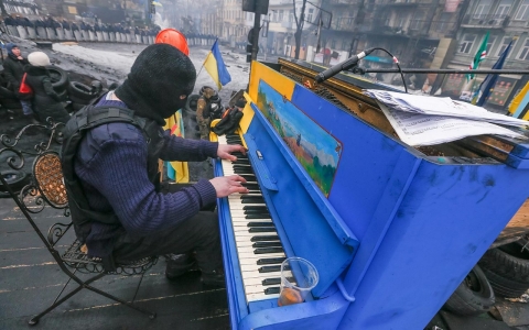 Thumbnail image for Photos: Pianos and protest in Ukraine