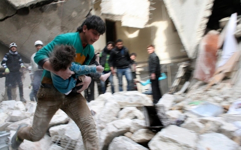 Thumbnail image for Photos: Dozens killed in barrel bomb attacks over Aleppo