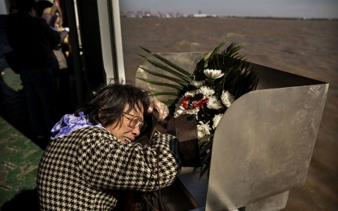 Thumbnail image for Photos: In China, cash incentives to bury loved ones at sea