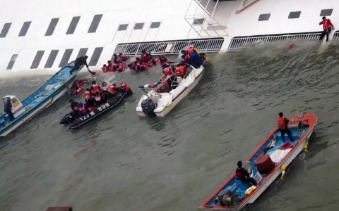 Thumbnail image for Photos: South Korean ferry sinks