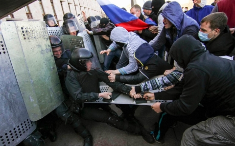 Thumbnail image for Photos: Pro-Russian activists occupy government building in Donetsk