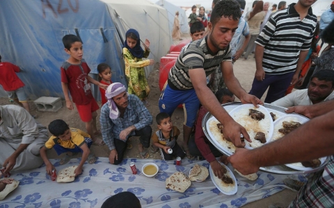 Thumbnail image for Photos: Breaking Ramadan fast at an Iraqi IDP camp