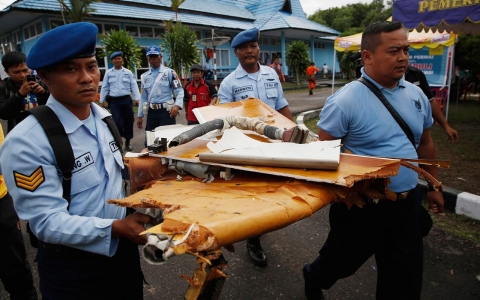 Thumbnail image for Photos: AirAsia Flight 8501 victims and debris recovered