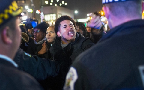 Thumbnail image for Photos: Protest in Chicago over shooting death of Laquan McDonald 