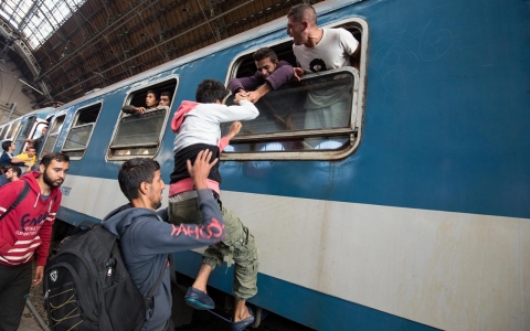 Thumbnail image for Photos: Refugees in Budapest march to Austria