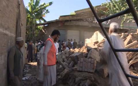 Thumbnail image for Officials scramble to rescue those trapped by earthquake in Pakistan